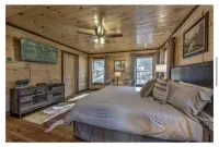 Luxury, Spacious Cabin w/ Mtn view, work office, hot-tub, arcades, Weber Grills