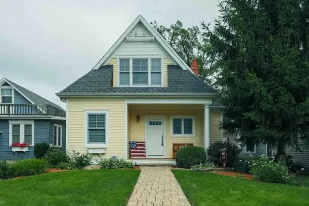 Beautiful 3600sqft Cottage on Lake Maxinkuckee in Culver Indiana.