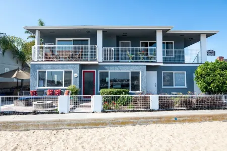 Live the Beach Life -Lovely Waterfront Home in Balboa Peninsula Отели рядом с достопримечательностью «Ведж»