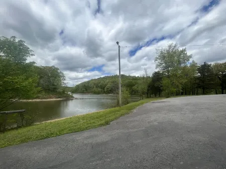 Cabin on the Lake Getaway Right off Green River Lake!!!