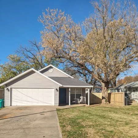 Rogers Retreat, Dog Friendly, Cozy Home. Close to Walmart Amp, Downtown Rogers