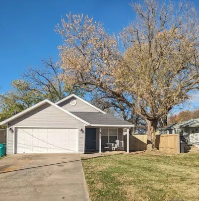 Rogers Retreat, Dog Friendly, Cozy Home. Close to Walmart Amp, Downtown Rogers