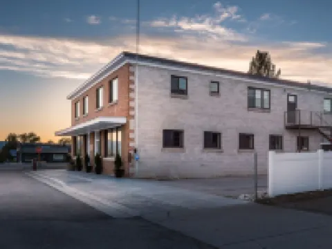 "The Old Post Office" - Mid-Century Mod Apartment in Downtown Driggs - With W/D Hotels in Driggs