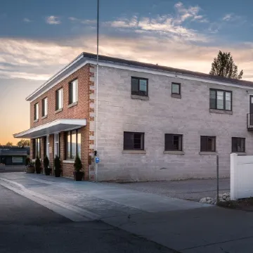 "The Old Post Office" - Mid-Century Mod Apartment in Downtown Driggs - With W/D