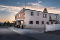 "The Old Post Office" - Mid-Century Mod Apartment in Downtown Driggs - With W/D