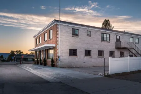 "The Old Post Office" - Mid-Century Mod Apartment in Downtown Driggs - With W/D