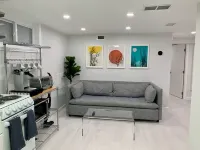 Modern Basement Suite w/ Private Entrance in Quiet Tree-Filled Neighborhood - Apartments