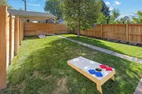 Stylish 2 bedroom Apt Steps from Tennyson/Regis