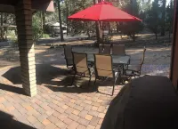 Single Story Chic', One mile from Downtown,  with Tesla 220v Outlet in Garage