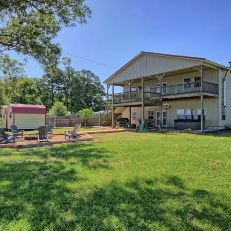 Texas Size, Pet Friendly Barndominium with Hot Tub Overlooking Toledo Bend Lake.