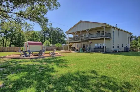Texas Sized, Pet Friendly Barndomnium with Hot Tub Overlooking Toledo Bend Lake!