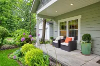 Discover tranquility -under 1 mile to Lake Coeur d'Alene!