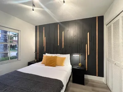 Flamingo's Resort/ 5 Bedrooms/ Game Room/ Heated Pool/ BBQ Hotels near Dodge City Picnics