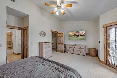 Cozy Luxury Almost Ski-in Ski-out with Hot Tub in Southwind! Отели рядом с достопримечательностью «Highlands Resort Realty»