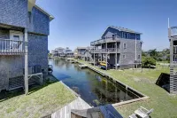 Quaint Waterfront Cottage.  Quick walk to the beach - WiFi