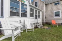 Cozy Cottage Steps from Hampton Beach, Sleeps 6, 2 car parking! Hotels in Hampton