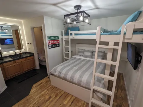 Cozy First-Floor Condo • 2 Fireplaces • Sleeps 6 • Near Schweitzer Mtn