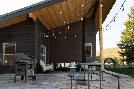 Winthrop Basecamp-new trailside vacation home 15 min walk to downtown! Отели рядом с достопримечательностью «Methow River»