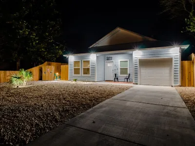 *NEW* Clean Beach Retreat- 2.5 block walk to the beach
