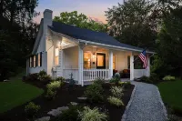 Luxury Cottage on the Potowomut River in Rhode Island 2bd/2b Hotels in North Kingstown