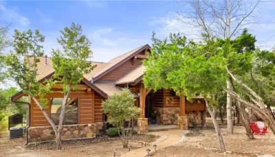 Luxury Awaits @ Wooded Bliss Cabin of Lake Travis + Cozy Casita!