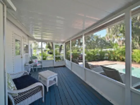 Historic 1930s Cottage + Heated Pool + 12mi to Beaches & 1 mi to Downtown Hoteles en Palmetto