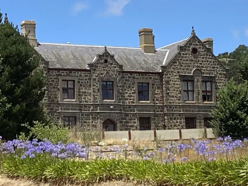 The Tee House is conveniently located in Kilmore township next to Golf Course. Hotels in Kilmore