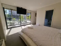 Large Golden Mile house sleeps 12. Within 50 meters of the beach and restaurant. Hotel in zona Brighton Bathing Boxes South End