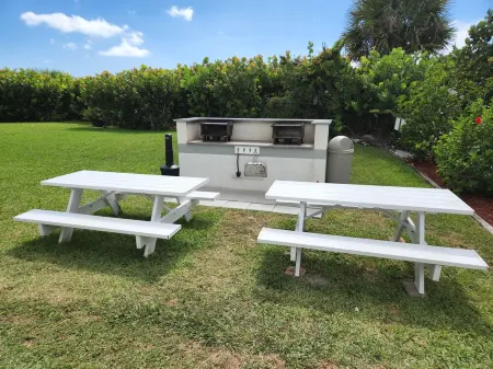 Oceanview 2 bedroom Condo with Private Balcony, on-site Heated Pool & Hot Tub