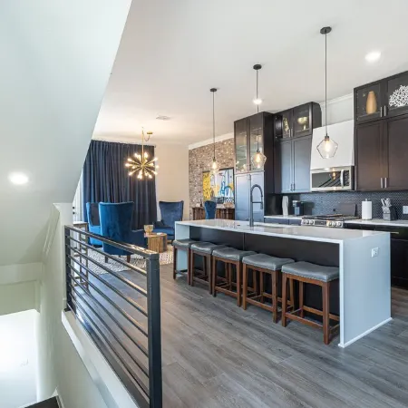 Luxe Downtown Townhouse – Walkable, Stylish & Spacious