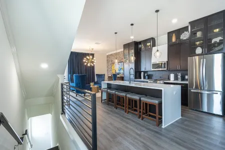 Luxe Downtown Townhouse – Walkable, Stylish & Spacious Отели рядом с достопримечательностью «Тайлер Роуз Гарден»