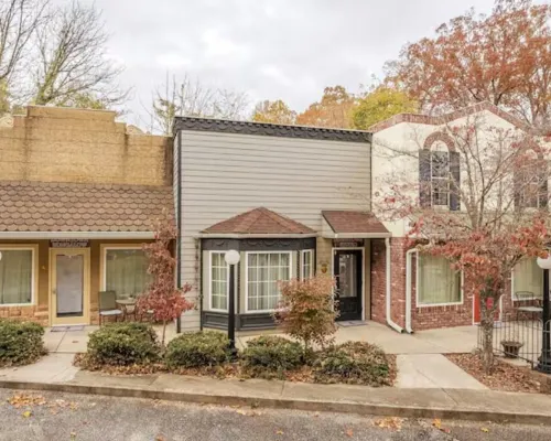 Haven at Hazel~Downtown Bungalow, cozy quarters for up to four, farmhouse chic. Hotele w: Demorest