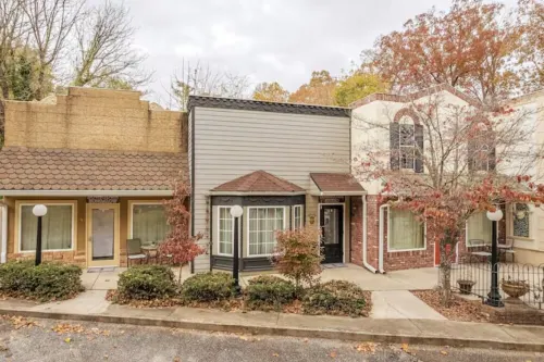 Haven at Hazel~Downtown Bungalow, cozy quarters for up to four, farmhouse chic. Hotels in Demorest