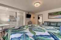 Poolside Updated Studio Across from the Beach!!