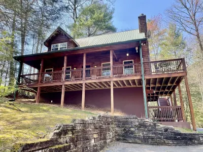 Beautiful cabin 5 bed 3 bath w/ hot tub #17 Stovall Mill Covered Bridge附近的飯店