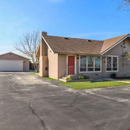 Modern Pet-Friendly Farmhouse, Pool,Games, Sleeps 8, 3 Bed and 2 Bath, Basement