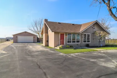 Holiday Modern Pet-Friendly Farmhouse, Pool,Games, Sleeps 8, 3/2 w/Basement