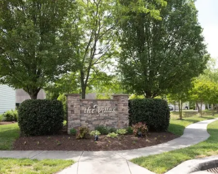 Come Relax in our Peaceful 3 Bedroom Twinhome just 3 miles from Beach! ミルビルのホテル