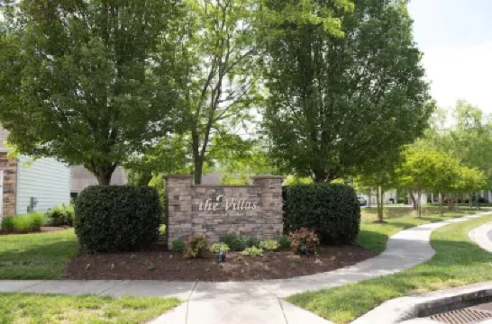 Come Relax in our Peaceful 3 Bedroom Twinhome just 3 miles from Beach! فنادق في 