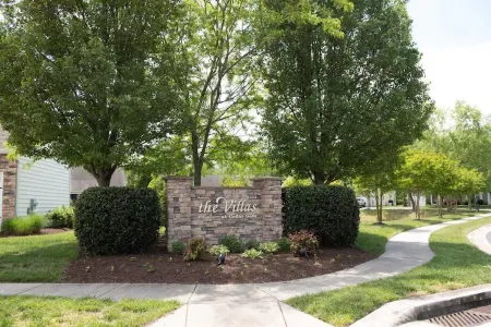 Come Relax in our Peaceful 3 Bedroom Twinhome just 3 miles from Beach!