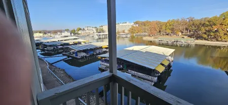 New listing! Pelican Bay/ Main floor/Osage beach 2B/2B,Margaritaville,Redheads! Отели в г. Осейдж Тауншип