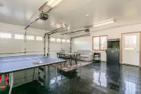 Relaxing Lakeview Retreat! Pool, Hot Tub, Firepit, Gameroom Perfect for Groups, Hotels in Milo