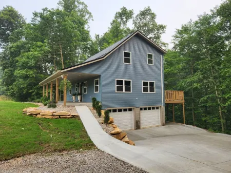 Quiet cabin 30 min from wineries, restaurants, Sugar Creek & Walnut Creek. Отели в г. Coshocton County