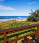 Self contained apartment with a Short walk to pristine beaches and cafes