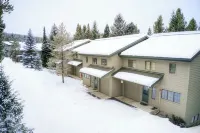 Private Game Room, Close to Town Center and Ski Resort! Pool, Hot Tub & Sauna! - مسبح