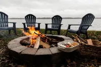 Spacious and Stylish Lakefront Retreat, Stunning Views, Firepit! Отели в г. Фокс Лейк