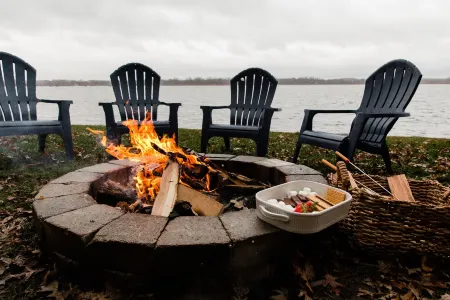 Spacious and Stylish Lakefront Retreat, Stunning Views, Firepit!