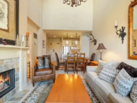 Beautifully renovated 2 bedroom condo in Stratton VT - walk to Village/Lifts! Hotels in Stratton Mountain