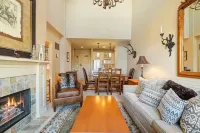 Beautifully renovated 2 bedroom condo in Stratton VT - walk to Village/Lifts!