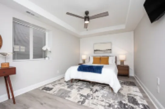 ✨New to VRBO✨ Lakefront Getaway: Fire Pit ~ Dock ~ Games ~ Family & Pet Friendly